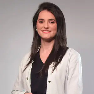 Dra. Stefany Rosa, especialista em ortodontia e estética dental
